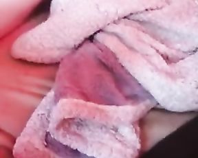 Unexperienced teenage gf plays with her poon