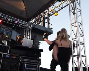 Sexual Dance - White Daughters-In-Law-In-Law Perceive the Rhythm of Dark-Hued Men - Pinch 1