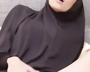 Hijab Gal Mastrubating Fluid Colored Vag