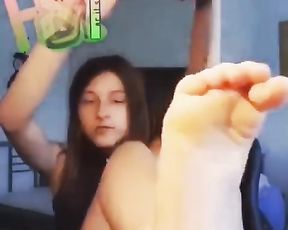 Teen Takes off Stocking and Unveils Softsex Feet