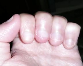 Damsel mitt fetish and screws biting glamour handworship asmr Fétichisme des mains de ladies et d%27ongles rongés culte erotique des mains asmr