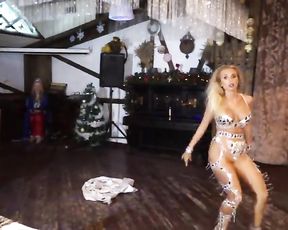 Erotic Dance - Super Hot Snowgirl