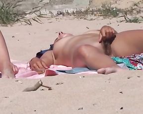 Nude Beach Coochie Have Joy (this Stunning Chick Flashes her Labia... and Surreptitiously Plays with her Joy Button)
