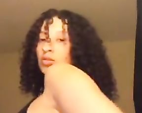 Lightskin Stunner Muddy Dancing in Teasing