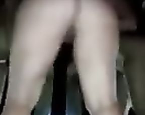 Balla nuda in discoteca