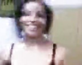 Araba si spoglia nuda prima di scopare