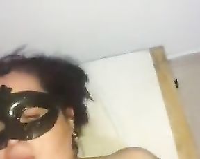 Ella es muy caliente y se moja