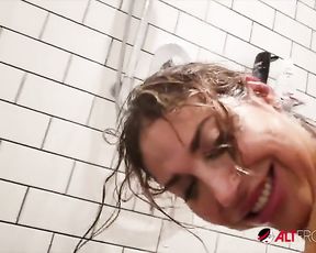 Plumbing tattooed bi-atch Heidi Van Wild in the shower