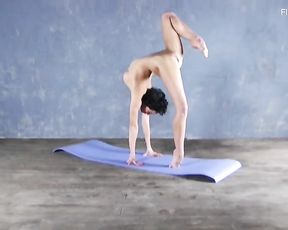 Liza Raykina jaw-pulling down naked gymnastics