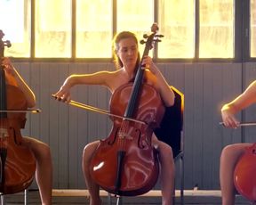 Emmanuelle Boidron Nude - Vive la crise (2017)