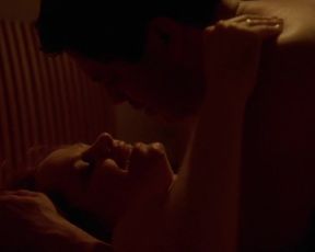 TV show scene Deirdre Lovejoy nude – The Wire s01e03 (2002) 