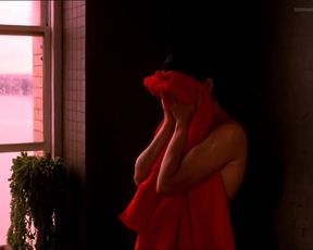 Sexy Neve Campbell, Megan Pipin, Joelle Carter Nude - When Will I Be Loved (US 2004) 