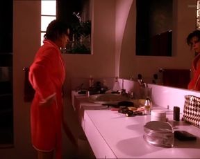 Sexy Neve Campbell, Megan Pipin, Joelle Carter Nude - When Will I Be Loved (US 2004) 