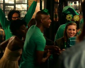 Sexy Dakota Johnson nude, Alison Brie, Leslie Man naked - How to Be Single (2016) 