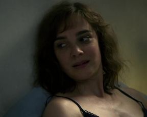 Hot scene Inez Bjorg David, Maja Schöne - Neu in unserer Familie. Zwei Eltern zu viel (2017)