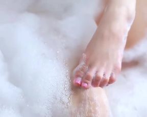 Ngọc Trinh nude toàn thân táo bạo trong clip quảng cáo