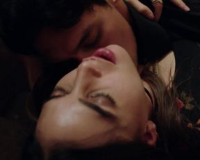 Melissa Barrera naked - Vida s01e01 (2018)2