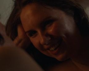 Hot scene Miri Ann Beuschel Nude - Forldre (2016) 