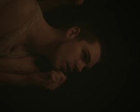 Sexy Rebecca Angiulli Nude - Hvid Pest (2017) 