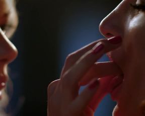 Celebrity Lesbian Video - Bella Thorne & Samara Weaving Lesbian Kiss - The Babysitter (2017) 