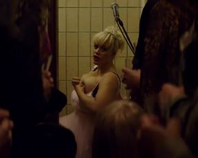 Hot scene Henriette Steenstrup Nude - Kvinner I For Store Herreskjorter (NO 2015)