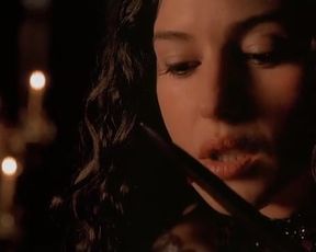 Hot celebs video Monica Bellucci Nude - Le pacte des loups (2001) 