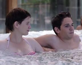 Hot scene Pauline Étienne – Eden (FR 2014) 