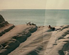 Monica Bellucci nude (Malena UNCUT Scene)