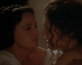 Hot scene Laura Antonelli, Clelia Rondinella Nude - La Venexiana (1986) 