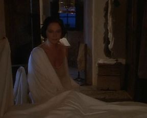 Hot scene Laura Antonelli, Clelia Rondinella Nude - La Venexiana (1986) 
