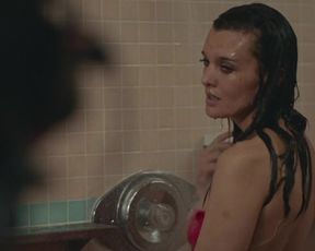 TV show scene Frankie Shaw, Samara Weaving - SMILF s01e03 (2017) 
