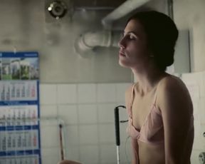 Naomi Achternbusch, Clara Schramm Nude - Blind & Hasslich (2017)
