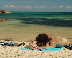 Kasia Smutniak, Carolina Crescentini - Allacciate le cinture (2014) celebs sexy video