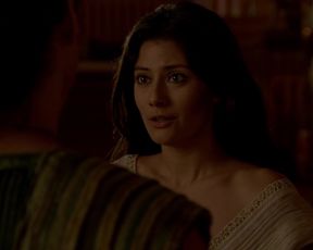 Sibylla_Deen, Kylie_Bunbury nude - Tut_s01e01 (2015)