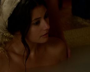 Sibylla_Deen, Kylie_Bunbury nude - Tut_s01e01 (2015)