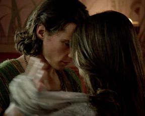 Sibylla_Deen, Kylie_Bunbury nude - Tut_s01e01 (2015)