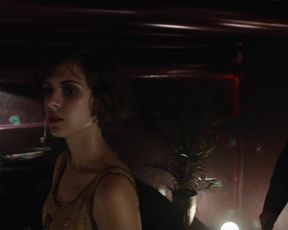 Liv Lisa Fries, Franziska Holitschke, Laura Kiehne - Babylon Berlin  (2017)