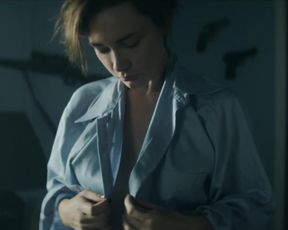 Sara Mohr - Red Dust (2014) celebrity topless scenes