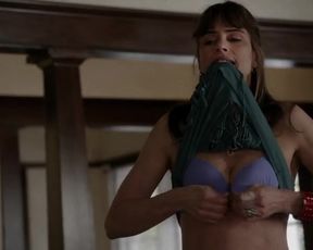 Amanda Peet naked - Togetherness_s01e02 (2015) topless scene