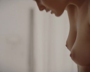Paola Duniaud - Je suis partagé (2018) Naked movie scene