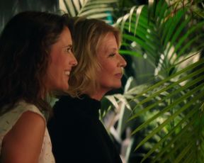 Florence Foresti, Perrette Souplex - De plus belle (2017) old strip and topless scenes