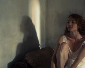 Valerie Pachner - Egon Schiele Tod und Madchen (2016) Nude movie scene