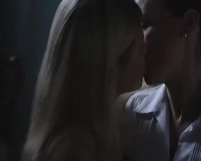 Janna Lisa Dombrowsky, Susanne Sachsse - Bandaged (2009) lesbian scene