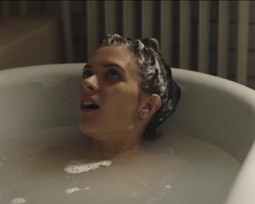 Liv Lisa Fries, Leonie Benesch - Babylon Berlin s02e01 (2017) Censored celebs scenes