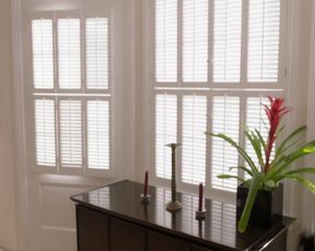 Shanola_Hampton nude ,Isidora_Goreshter hot -_Shameless (2016) (Season 7, Episode 3)