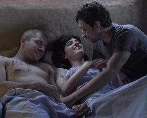Flor Dragonetti - Somos tr3s (2018) sexy hot and orgy movie scene