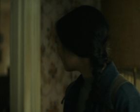 Sarah Gadon, Lola Kirke, Hong Chau sexy - American Woman (2019)