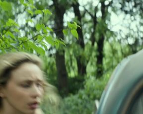 Sarah Gadon, Lola Kirke, Hong Chau sexy - American Woman (2019)
