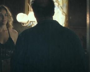 Sarah Gadon, Lola Kirke, Hong Chau sexy - American Woman (2019)