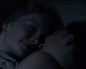 Stephanie Amarell, Emma Drogunova - Die Familie (2017) Naked movie scenes